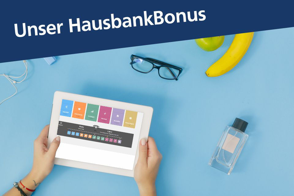 Ein Tablet in den Händen, im Hintergrund eine Banane, eine Brille und ein Parfüm.