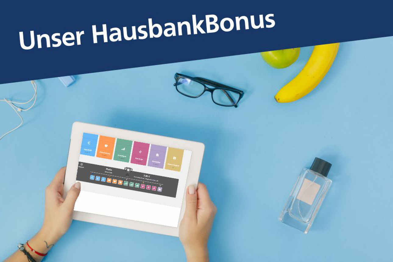 Ein Tablet in den Händen, im Hintergrund eine Banane, eine Brille und ein Parfüm.