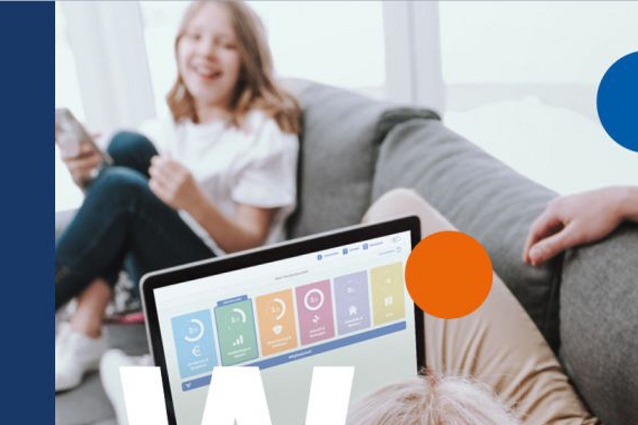 Lachende Familie mit Laptop auf Couch