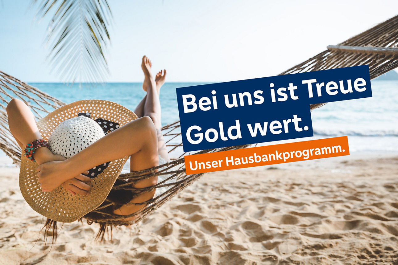 Eine Frau liegt am Strand in einer Hängematte und es gibt die Bildaufschrift "Bei uns ist Treue Gold wert. Unser Hausbankprogramm".