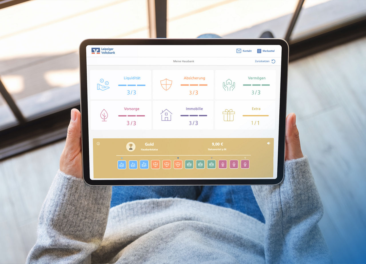Tablet-Mockup in Frauenhänden mit Hausbank-Programm