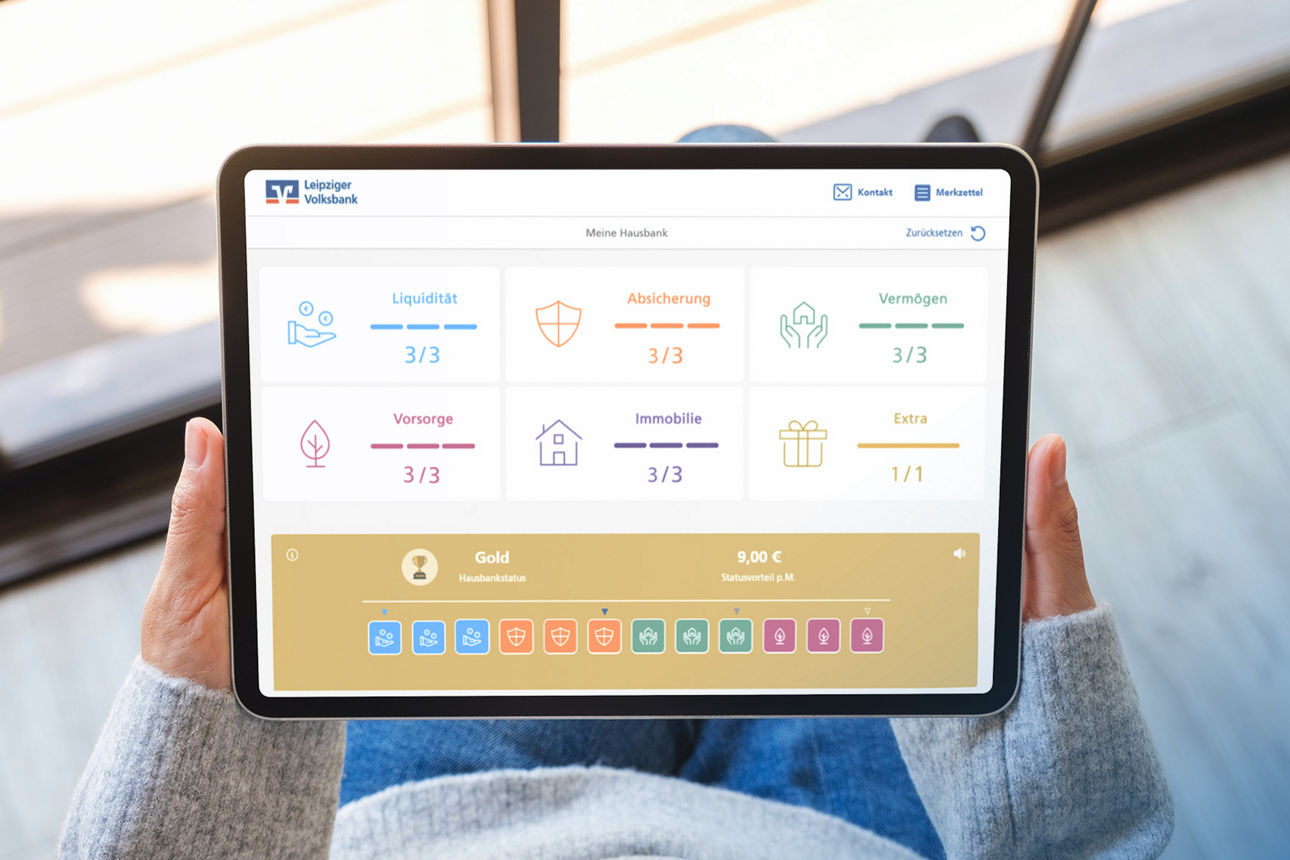 Tablet-Mockup in Frauenhänden mit Hausbank-Programm