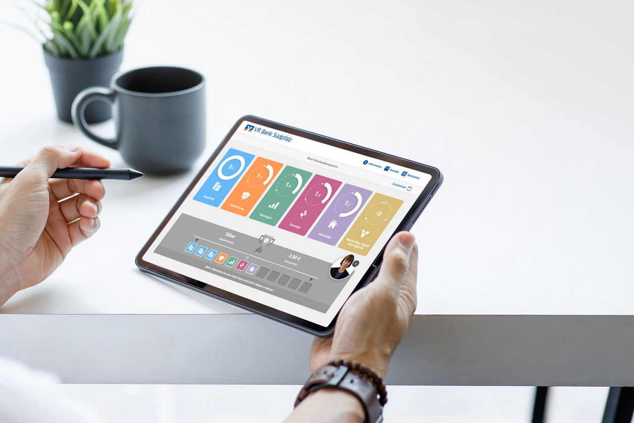 Auf einem Tablet sind die verschiedenen Bausteine unseres Hausbankprogramms zu erkennen.