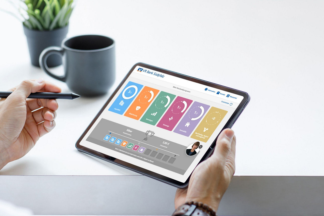 Auf einem Tablet sind die verschiedenen Bausteine unseres Hausbankprogramms zu erkennen.