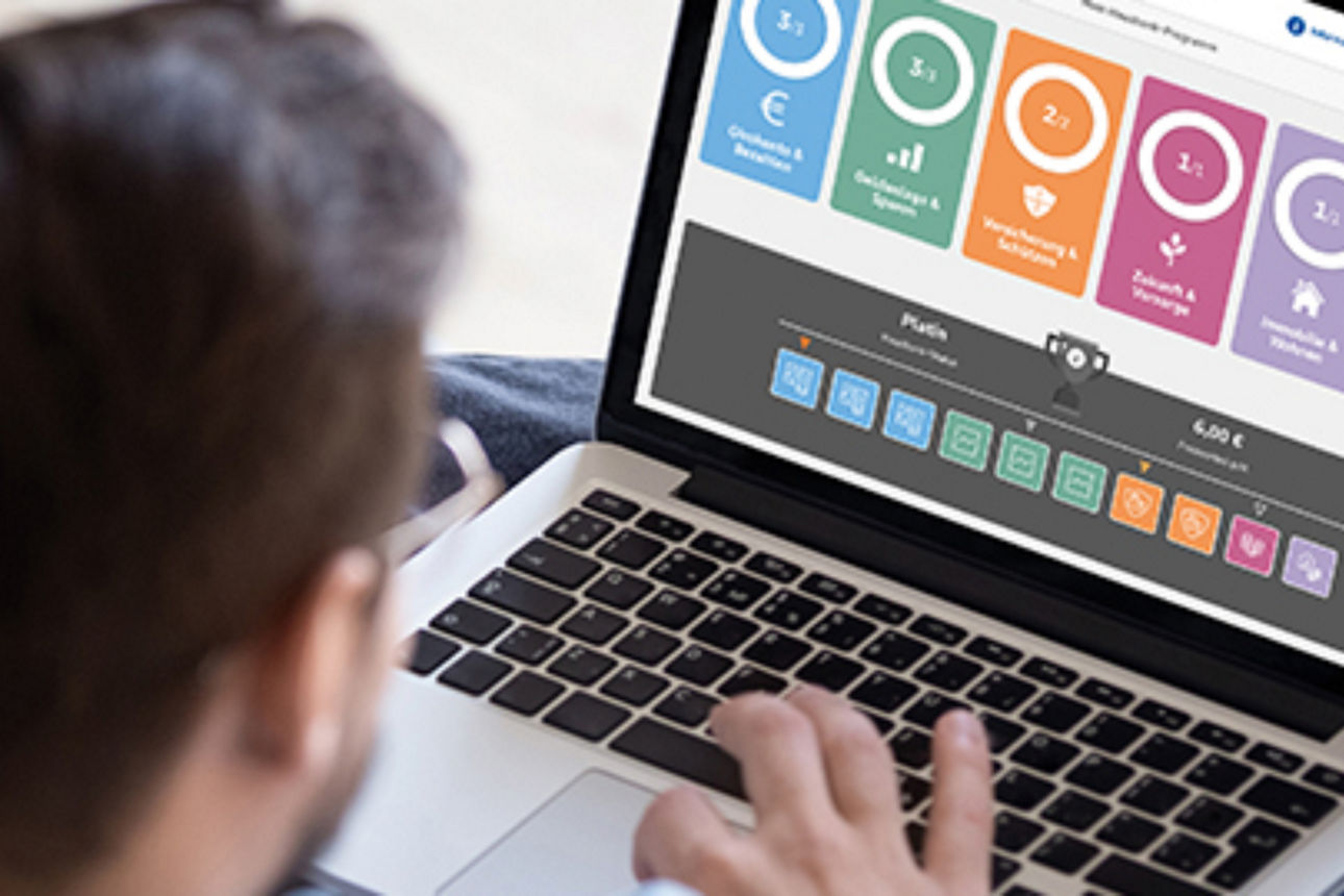 Ein Mann berechnet seinen Hausbankstatus am Laptop.