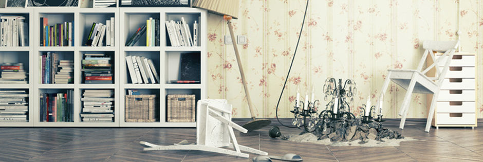Kaputte Gegenstände im Wohnzimmer