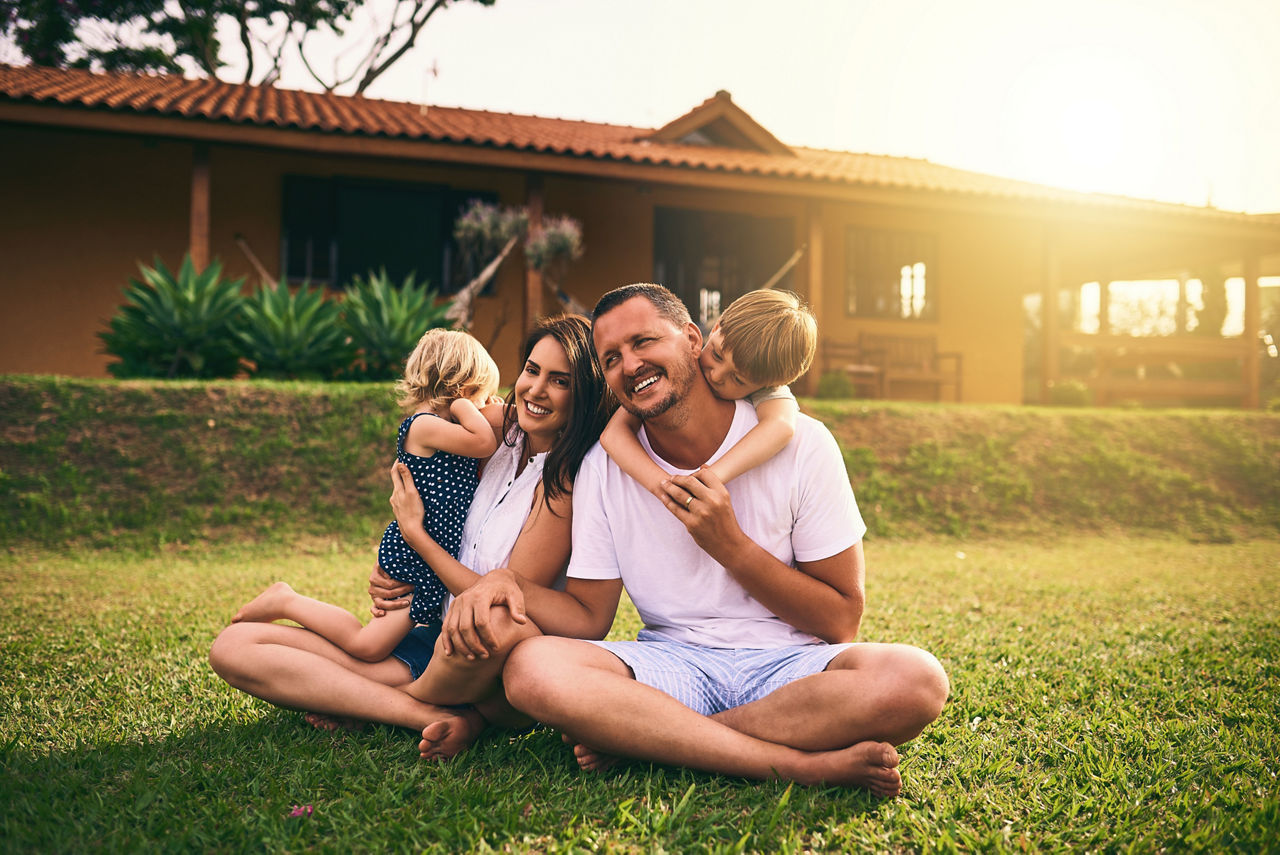 Aufnahme einer glücklichen Familie, die im Garten sitzt