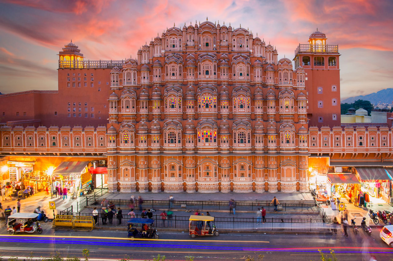 Abendstimmung vor großem Bauwerk in Jaipur Indien