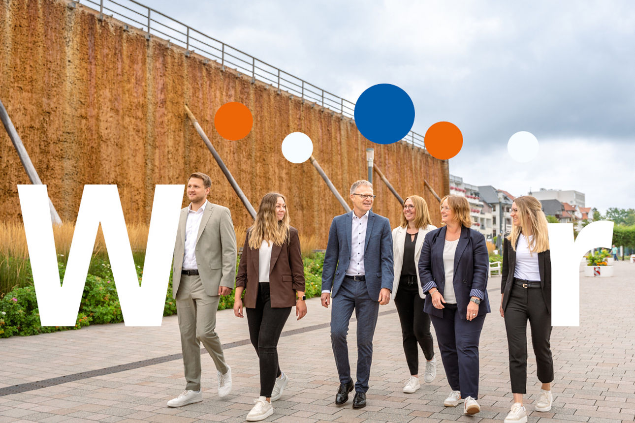 Mitarbeitende der Volksbank Bad Salzuflen vor dem Gradierwerk in Bad Salzuflen