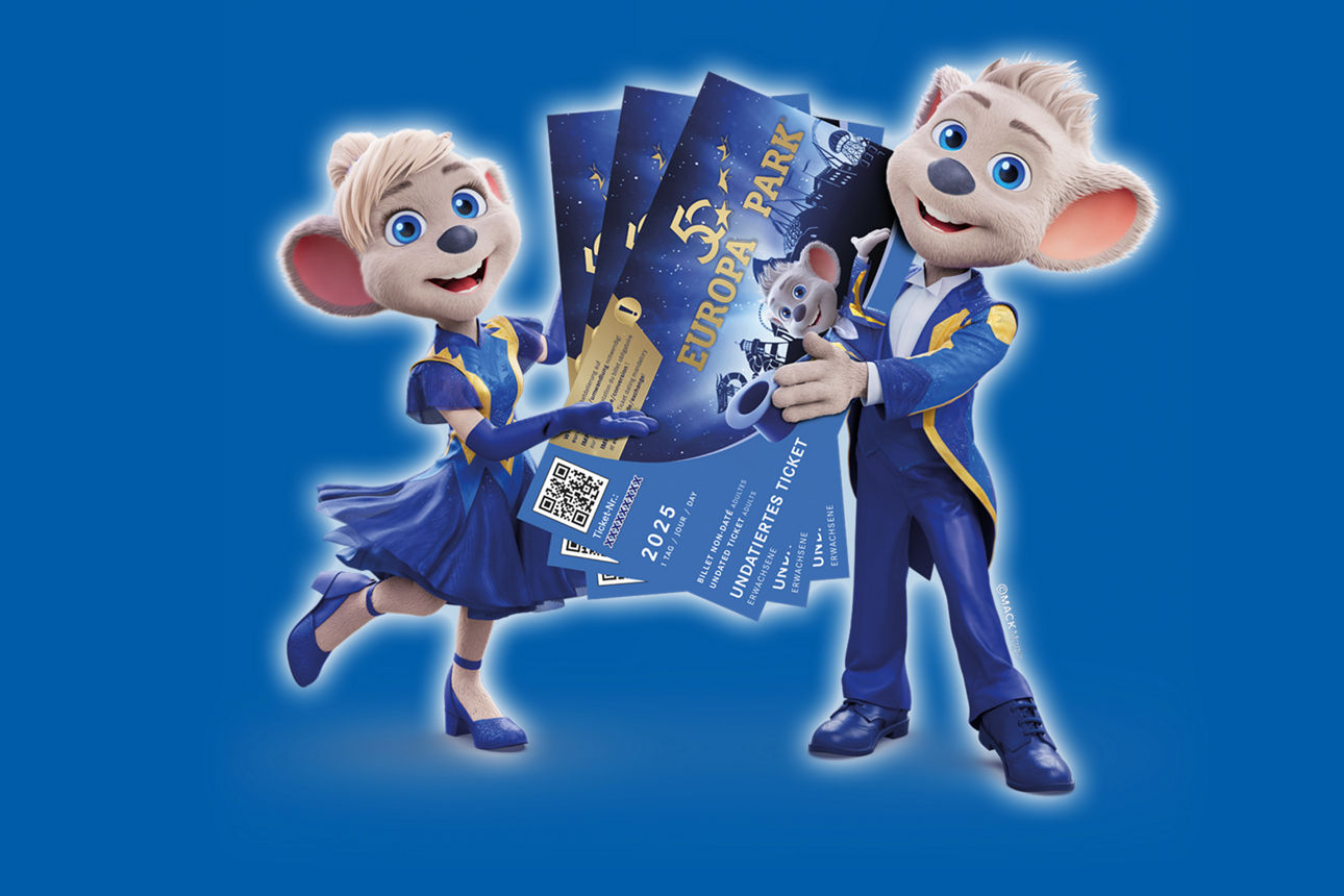 Ed und Edda, die Maskottchen vom Europa-Park halten Gutscheine in den Händen