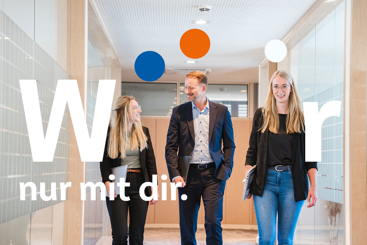 Mitarbeiter der Volksbank Bad Salzuflen laufen über den Flur
