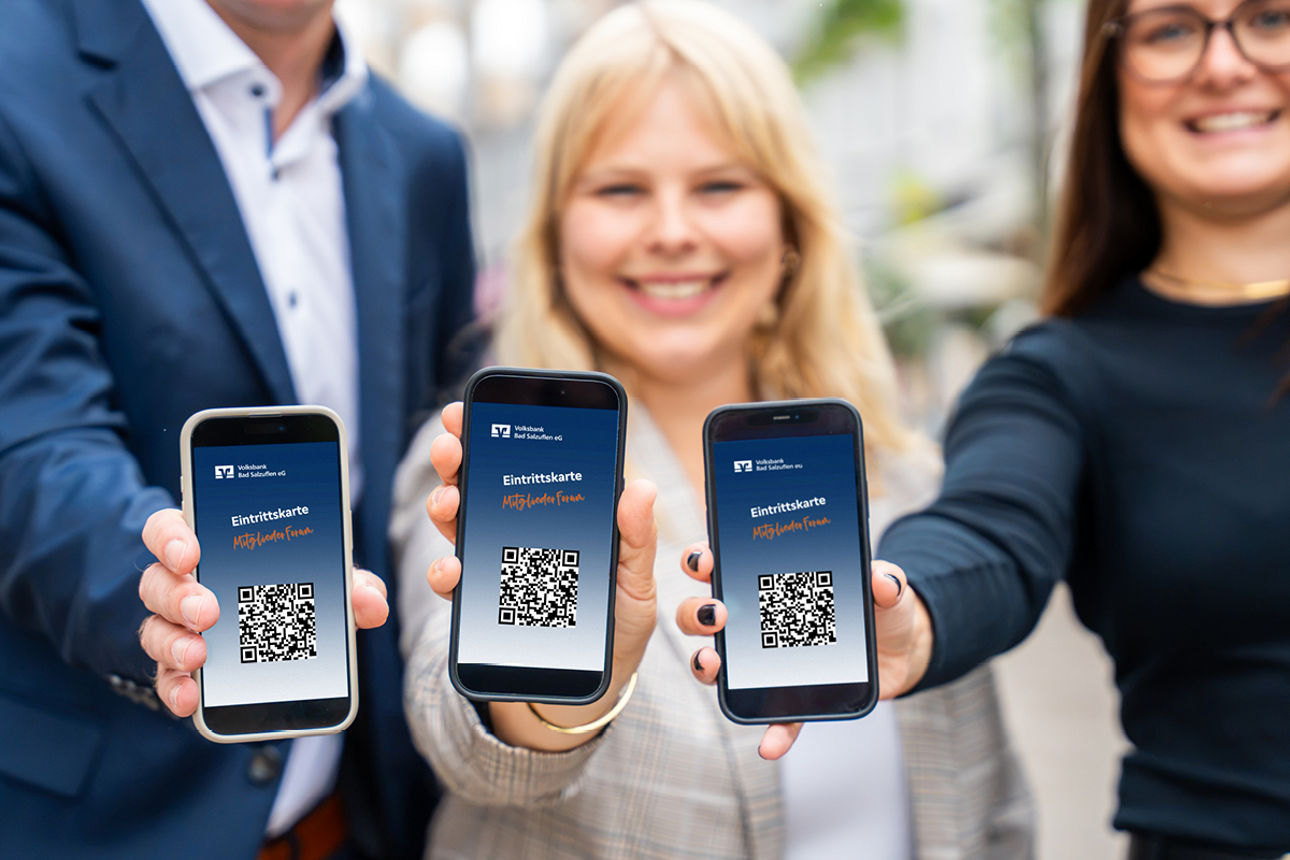 Drei Menschen präsentieren ihr MitgliederForum Ticket auf dem Smartphone