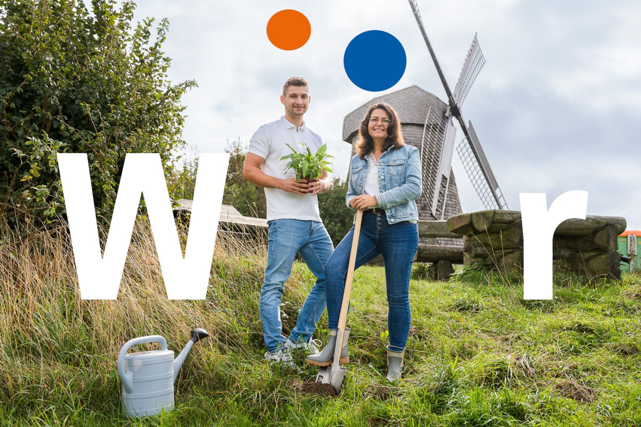 Sandra und Malte beim Einplanzen an der Mühle Bavenhausen