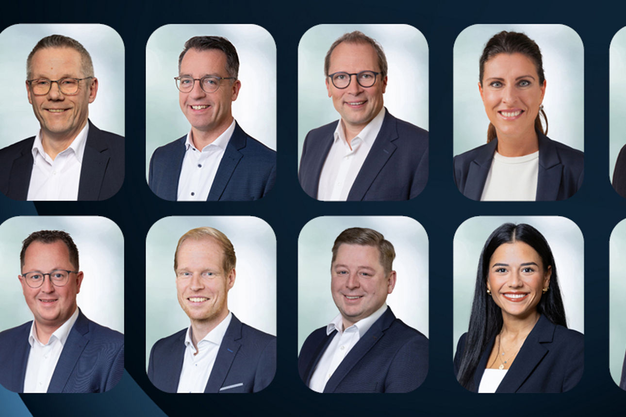 Auf dunkelblauem Hintergrund sind insgesamt 11 Personen zu sehen, die im Private Banking arbeiten. Vier Frauen und und sieben Männer.