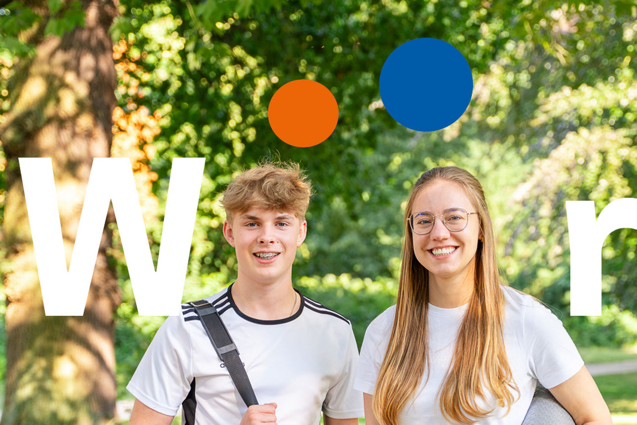 Zwei Schüler lächeln in die Kamera