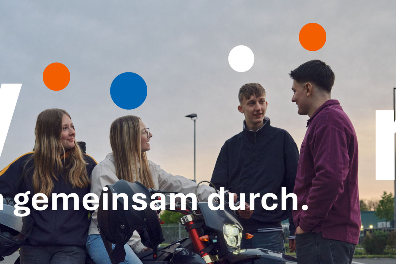 Vier Jugendliche mit Motorrad auf einem Parkplatz. Daneben Schriftzug "Wir starten gemeinsam durch." und "100 Euro Startbonus