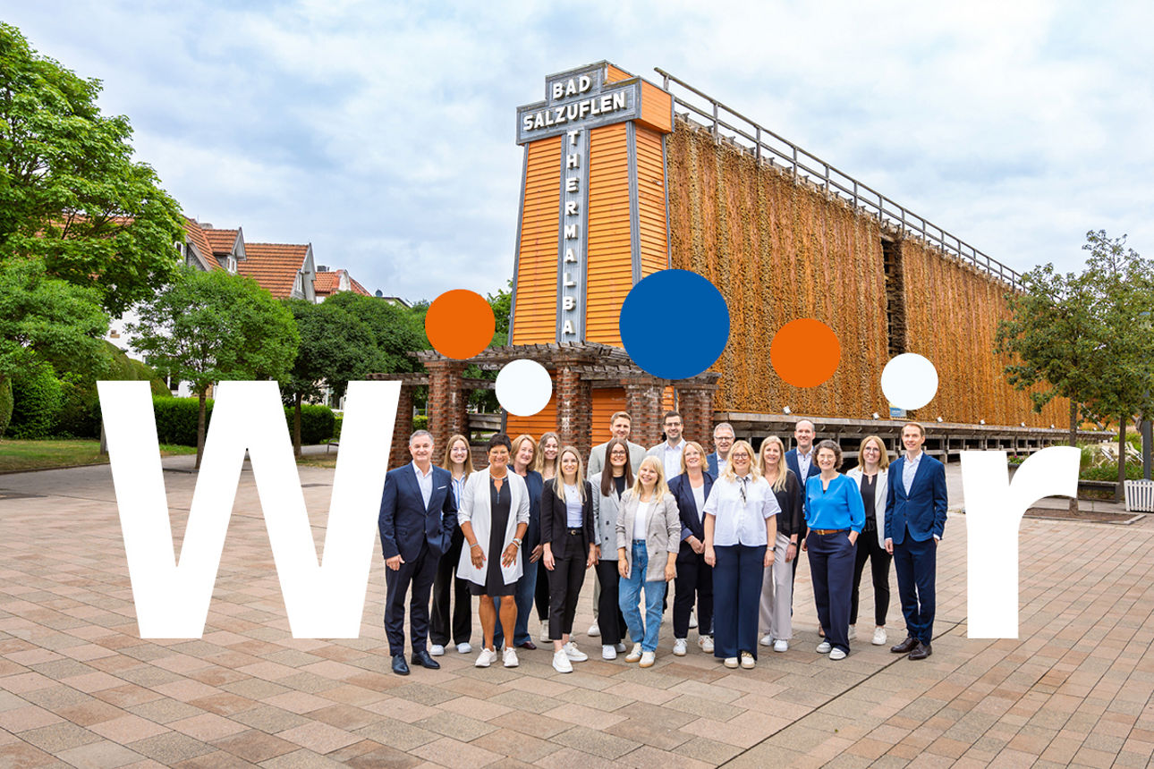 Das Team der Volksbank Bad Salzuflen vor den Salinen