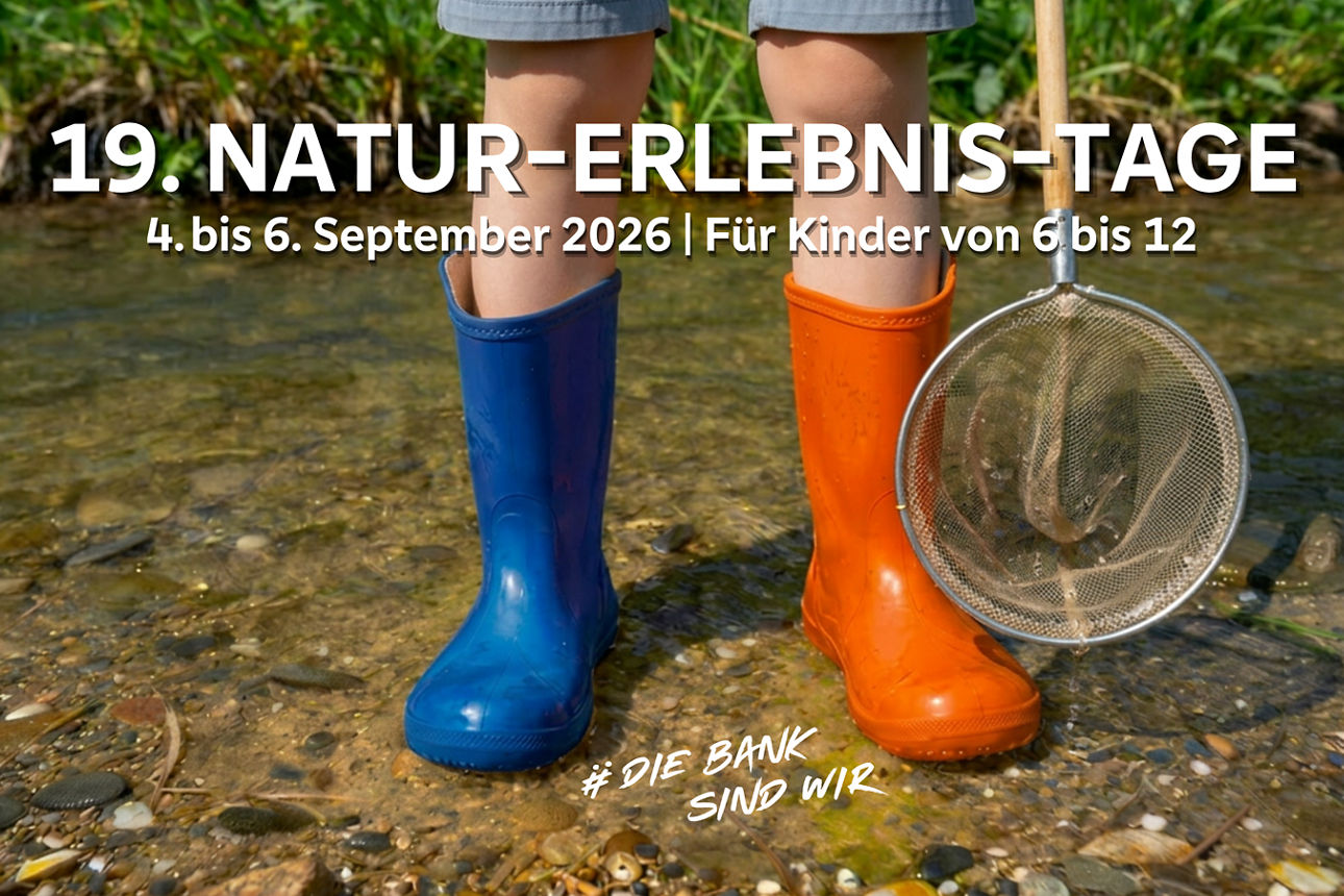 Kind mit Gummistiefeln (Blauer und Oranger Stiefel) und Kescher am Wasserufer. Mit dem Hinweis auf die 19. Naturerlebnistage 