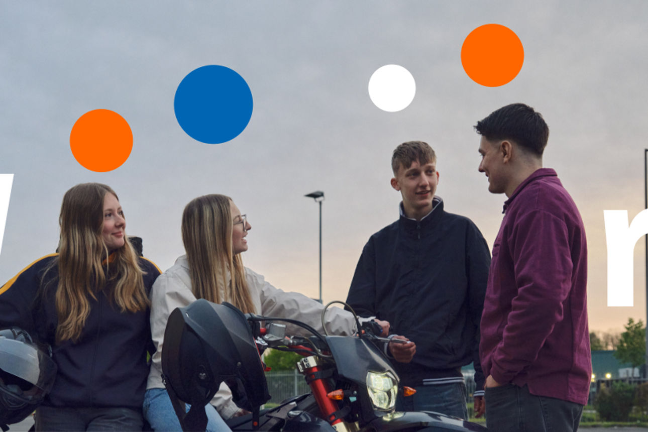 Junge Leute mit Moped stehen zusammen und reden