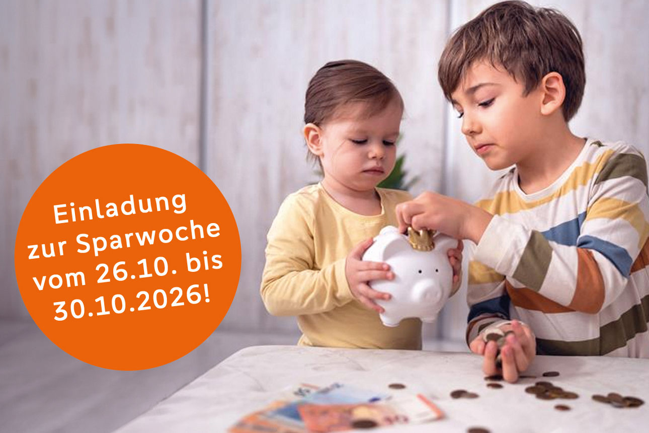 Zwei Kinder werfen eine Münze in ein Sparschweinchen