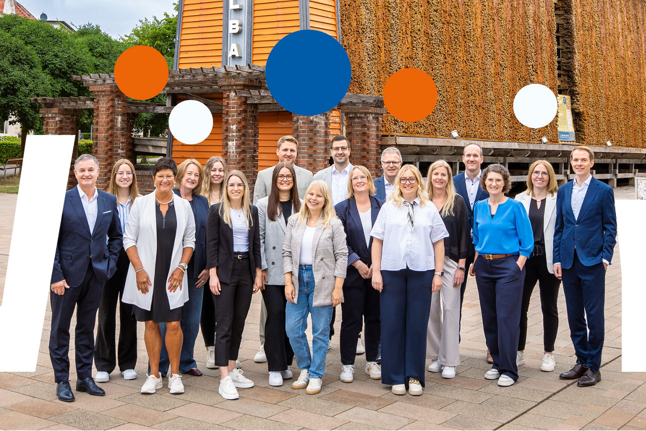 Das Team der Volksbank Bad Salzuflen vor den Salinen