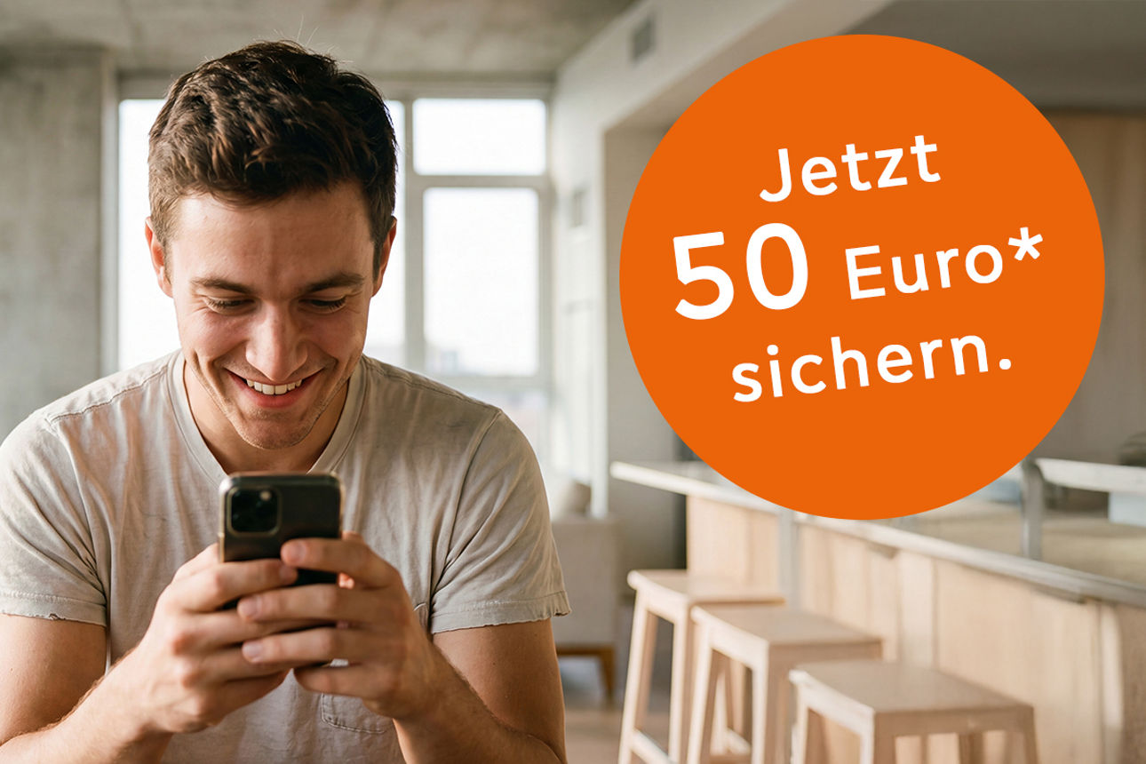 Ein junger Mann sitzt am Handy