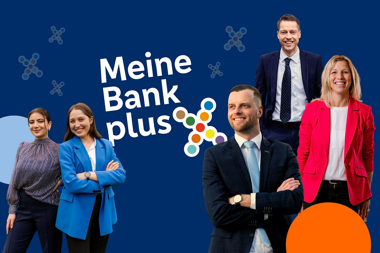 Mitarbeiter der Bank vor dem Meine Bank plus X Logo