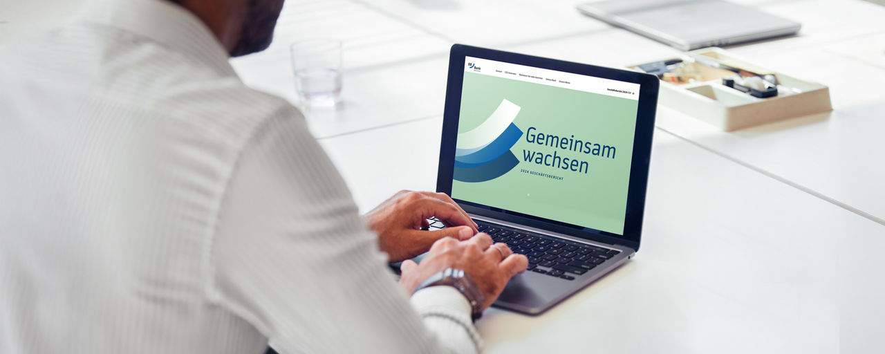 Personen sitzen an Laptop 