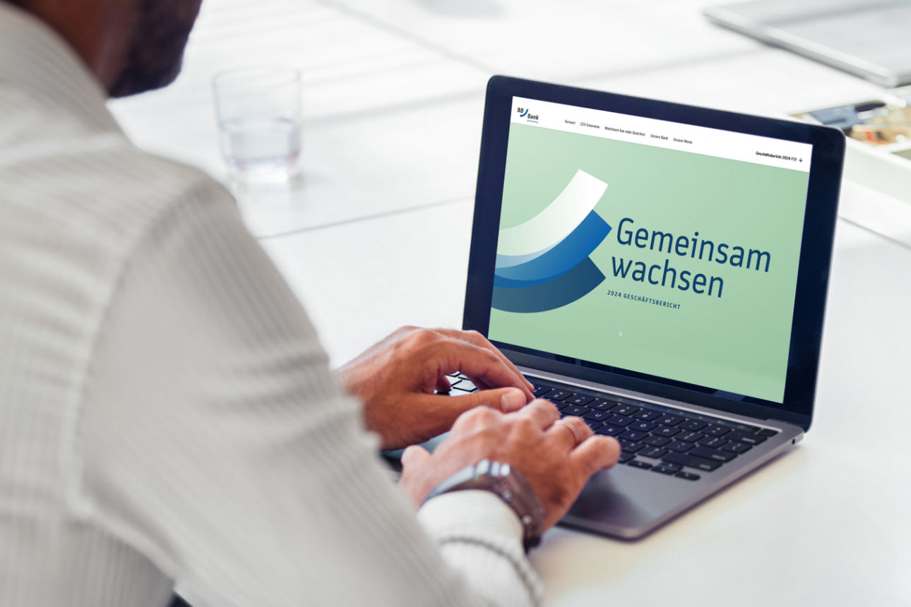 Personen sitzen an Laptop 