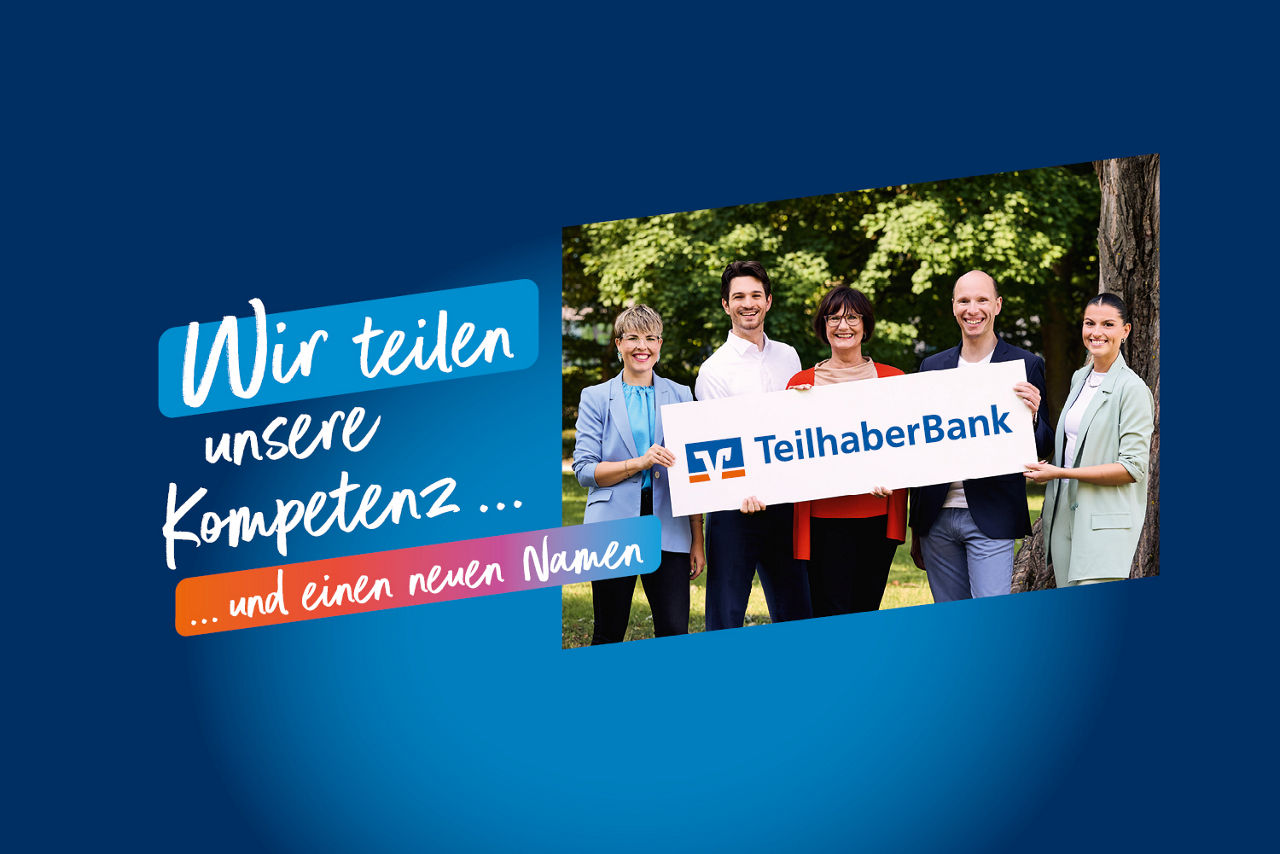 Schriftzug " Wir teilen Kompetenz und eine neuen Namen" und 5 Mitarbeitende die das Logo in der Hand halten 