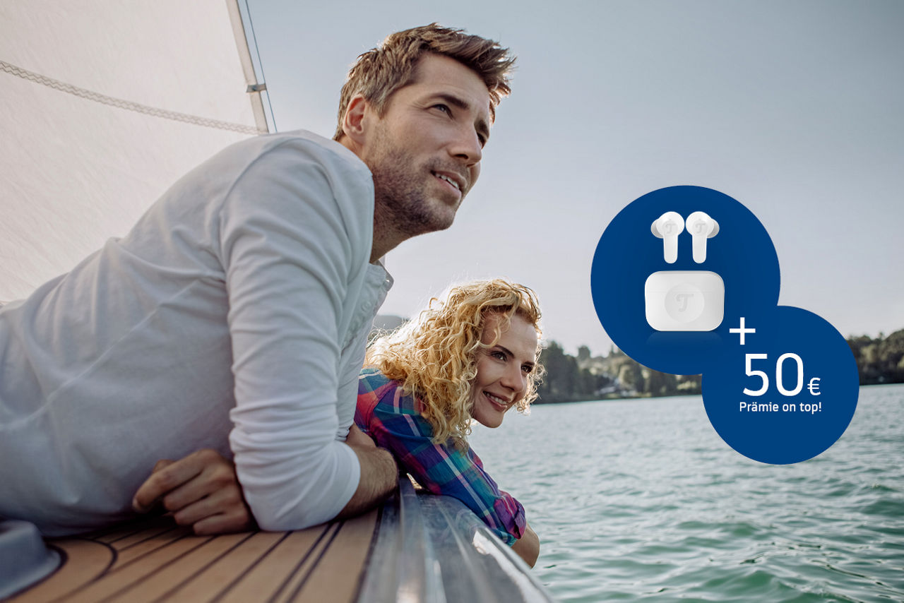 Paar liegt nebeneinander auf dem Bauch auf einem Segelboot. Abbildung, Kopfhörern und der aufschrifft 50 € Startprämie. 