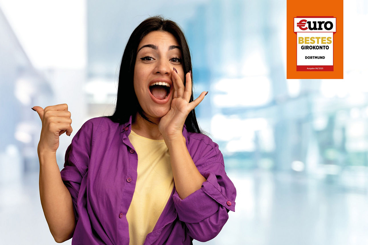 Junge Frau ruft etwas zu - rechts oben ein Siegel bestes Girokonto in Dortmund von Euro 