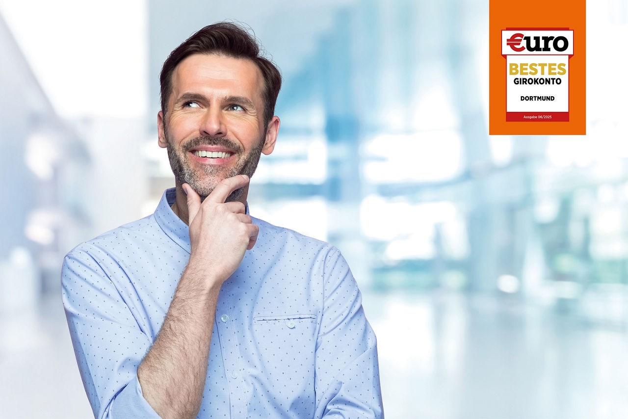 Junger Mann im Hemd - rechts oben ein Siegel Bestes Girokonto in Dortmund von  Euro