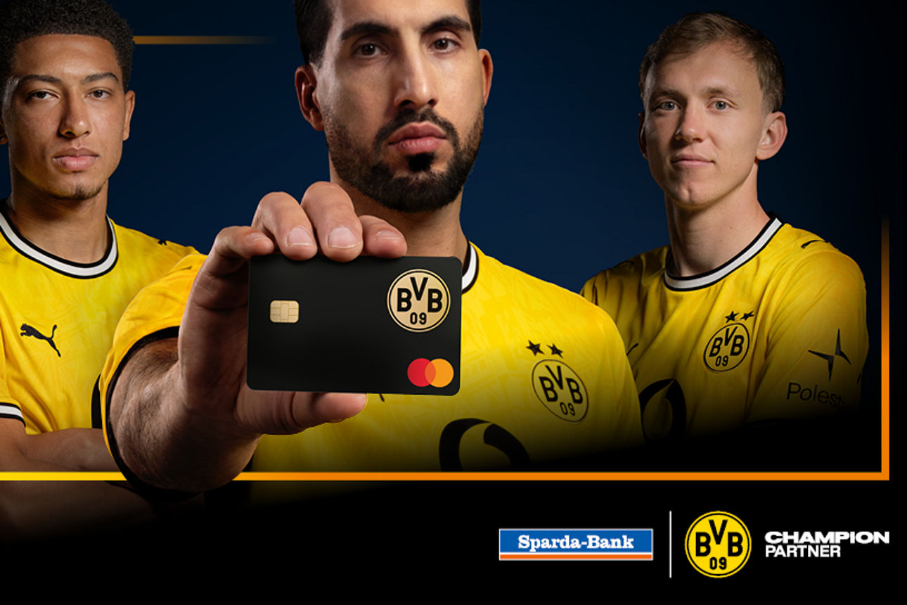 3 BVB Spieler halten die schwarzgelbe Mastercard in der Hand