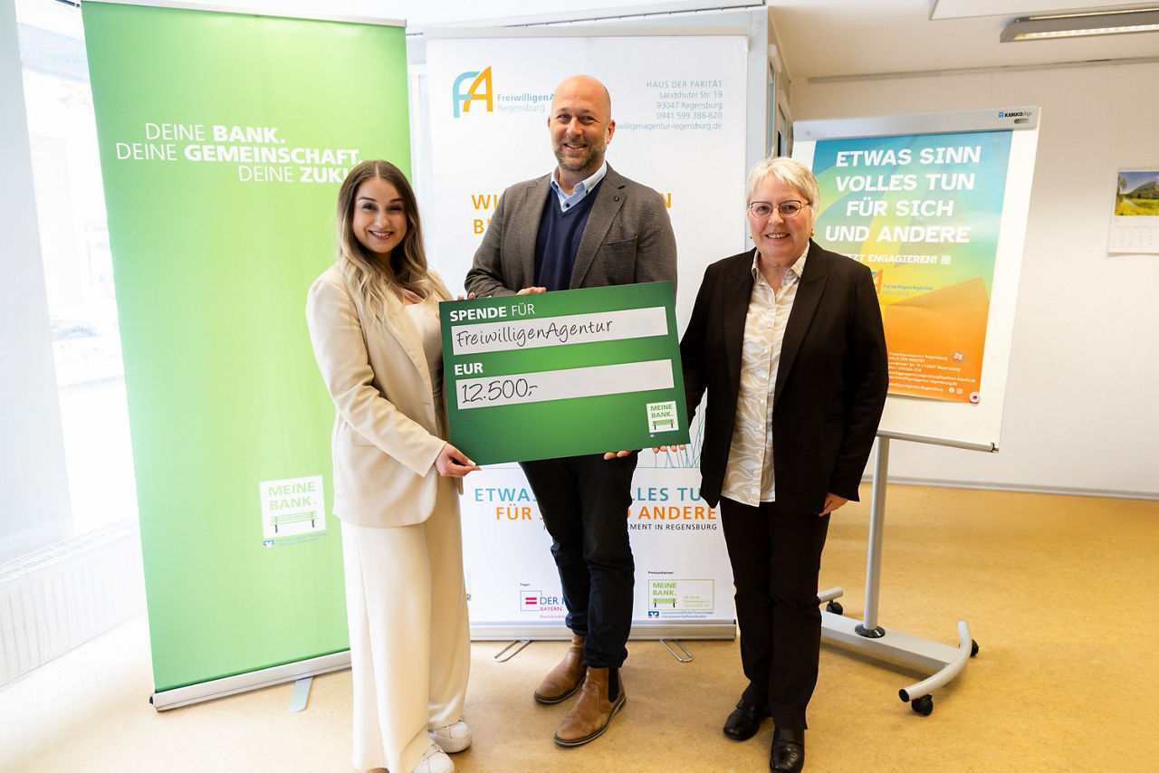 Offizielle Spendenübergabe bei der FreiwilligenAgentur in Regensburg: Liliya Aleksandrova, Marketing & PR der VR Bank Niederbayern-Oberpfalz eG (links) übergab den Spendenscheck an Herrn Johannes Bischof, Bezirksgeschäftsführer des Paritätischen Wohlfahrtsverbands Niederbayern/Oberpfalz (Mitte) und Frau Maria Simon, Leiterin der FreiwilligenAgentur Regensburg (rechts).  Foto: Marina Schießl