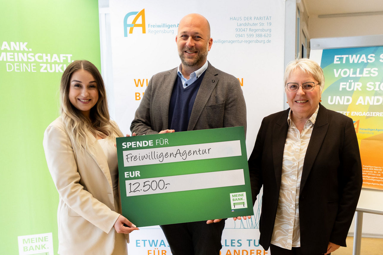 Offizielle Spendenübergabe bei der FreiwilligenAgentur in Regensburg: Liliya Aleksandrova, Marketing & PR der VR Bank Niederbayern-Oberpfalz eG (links) übergab den Spendenscheck an Herrn Johannes Bischof, Bezirksgeschäftsführer des Paritätischen Wohlfahrtsverbands Niederbayern/Oberpfalz (Mitte) und Frau Maria Simon, Leiterin der FreiwilligenAgentur Regensburg (rechts).  Foto: Marina Schießl