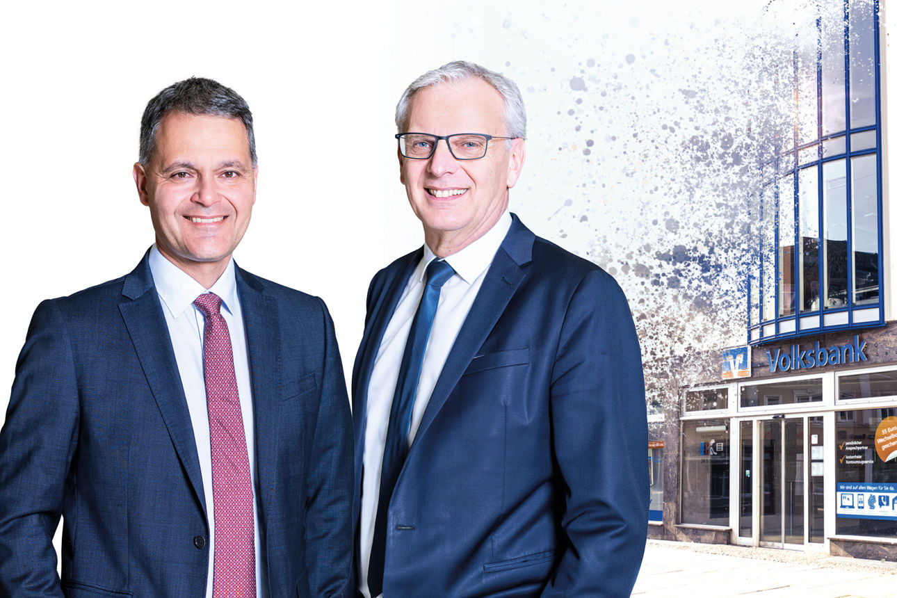 Volksbank Mittweida eG Vorstand Prof. Leonhard Zintl und Michael Schlagenhaufer vor der Hauptgeschäftsstelle