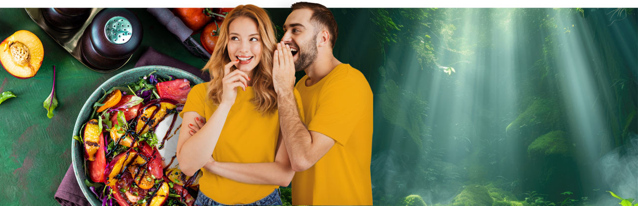 Ein Mann flüstert einer Frau etwas ins Ohr. Im Hintergrund ein gedeckter Tisch mit einer Mahlzeit