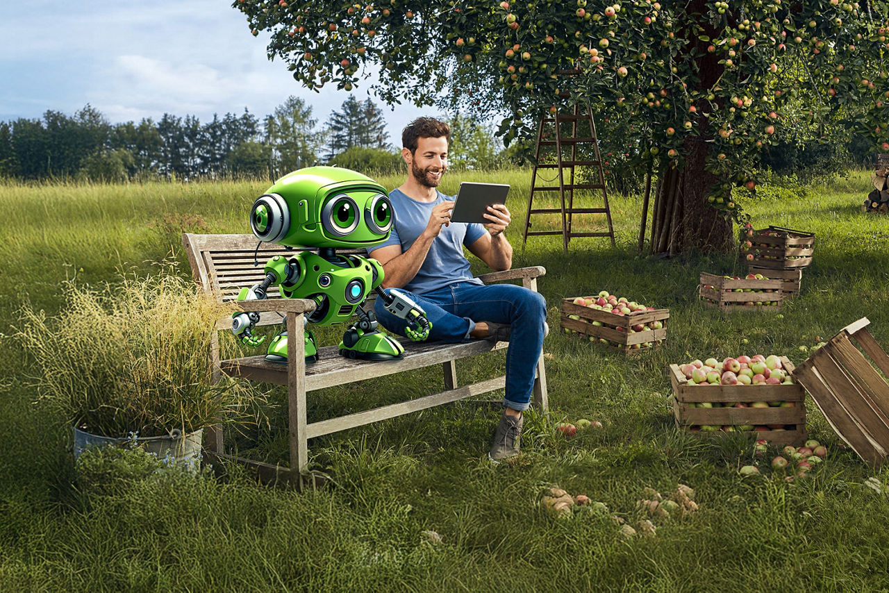 Roboter und Mann sitzen im Garten
