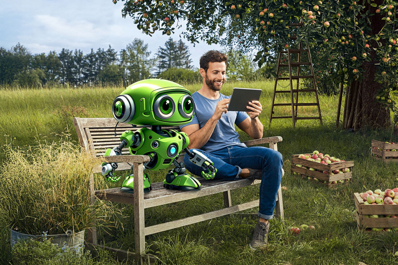 Roboter und Mann sitzen im Garten