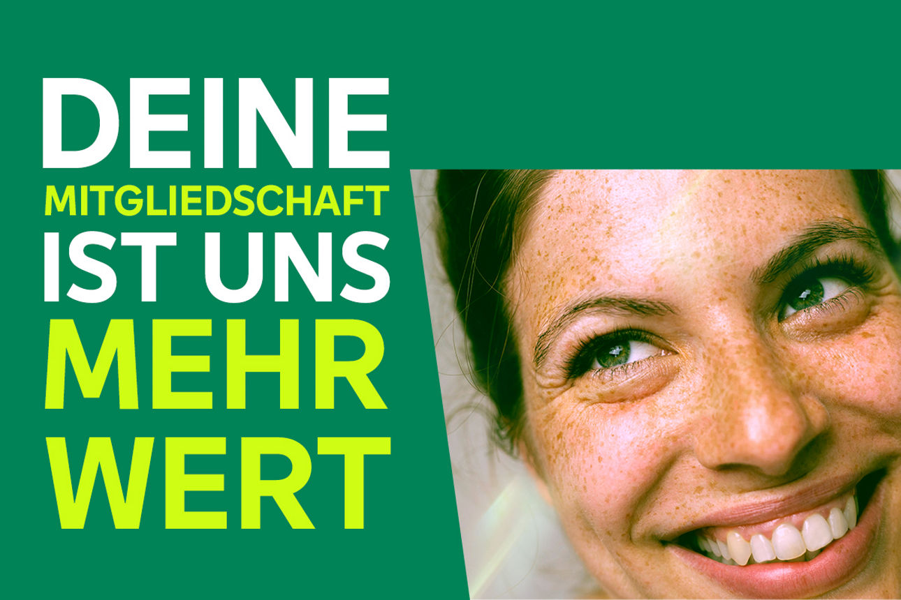 Weibliche Person schaut grinsend auf den Slogan "Deine Mitgliedschaft ist uns Mehrwert"