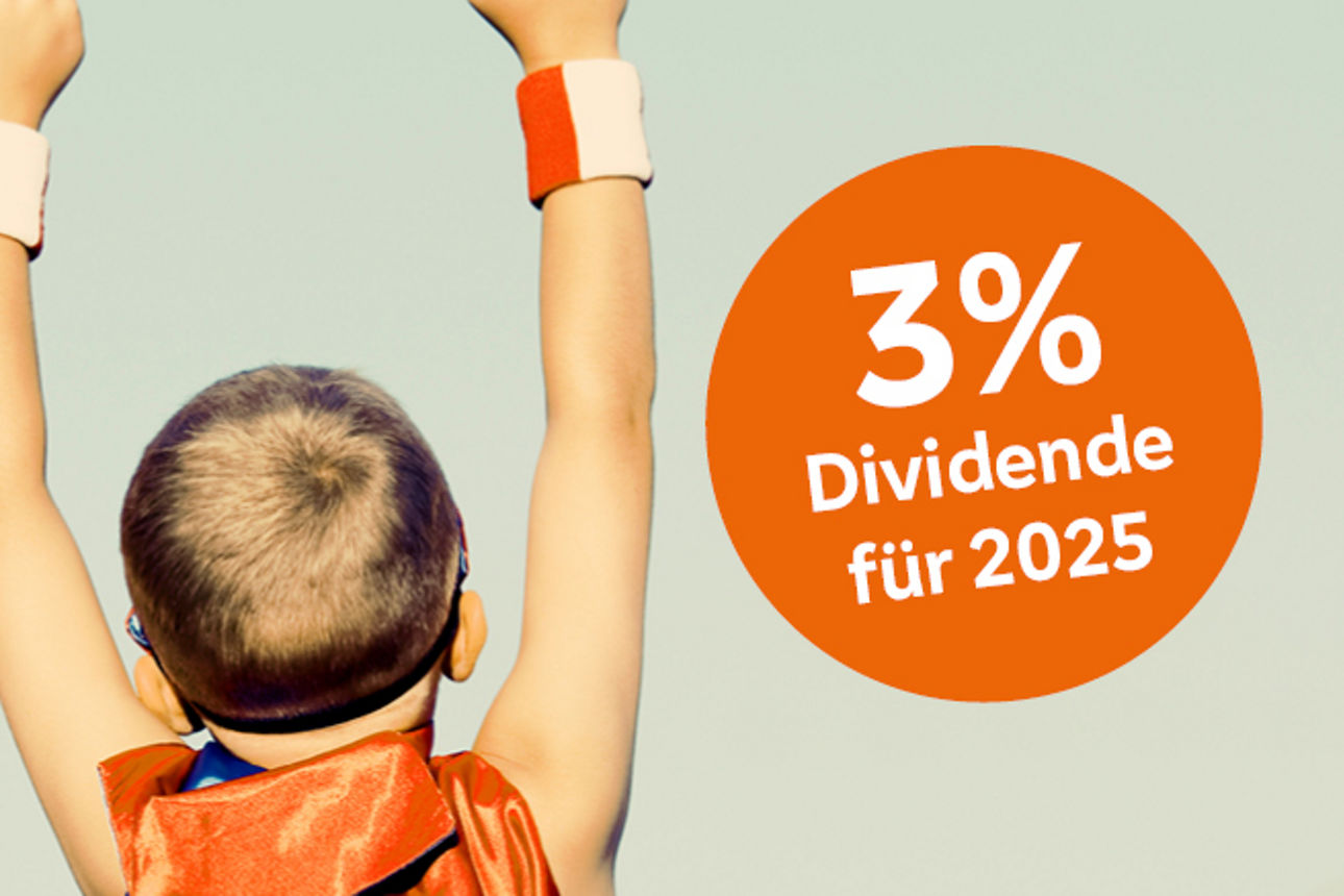 Zwei Kinder mit Superheldenumhängen strecken die Arme in die Höhe; rechts oben steht „3 % Dividende für 2025“.