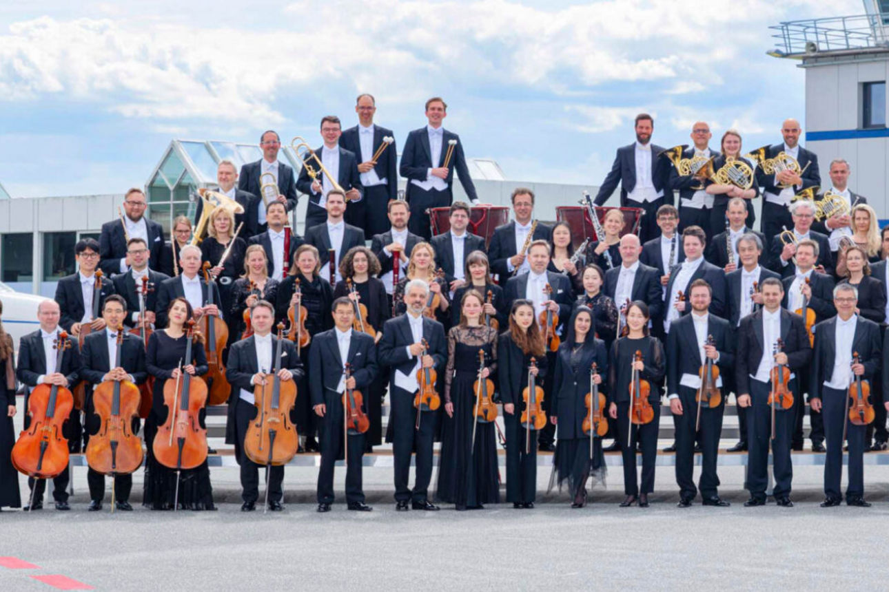Mitglieder der Hofer Symphonikern mit ihren Instrumenten 