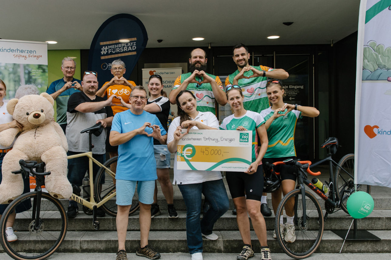 Eine Familie fährt zusammen Rad bei der PSD HerzFahrt