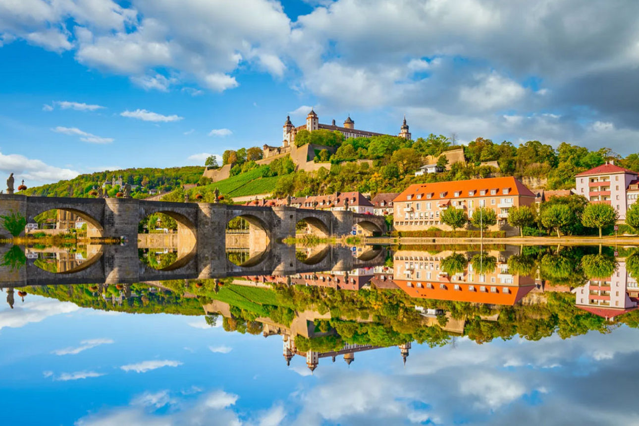 Blick über den Main auf die alte Mainbrücke und Festung