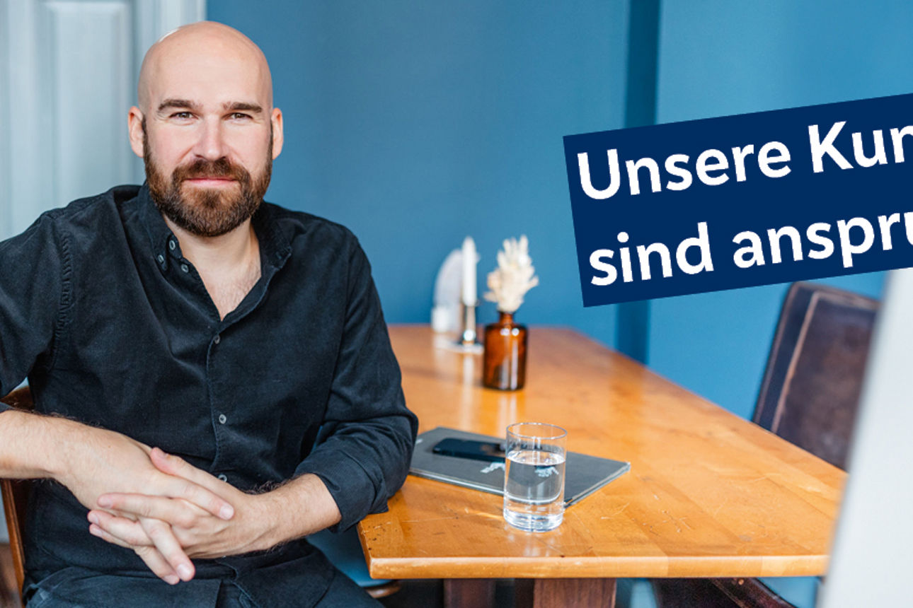 Mann sitzt am Tisch, Text: "Unsere Kunden sind anspruchsvoll."