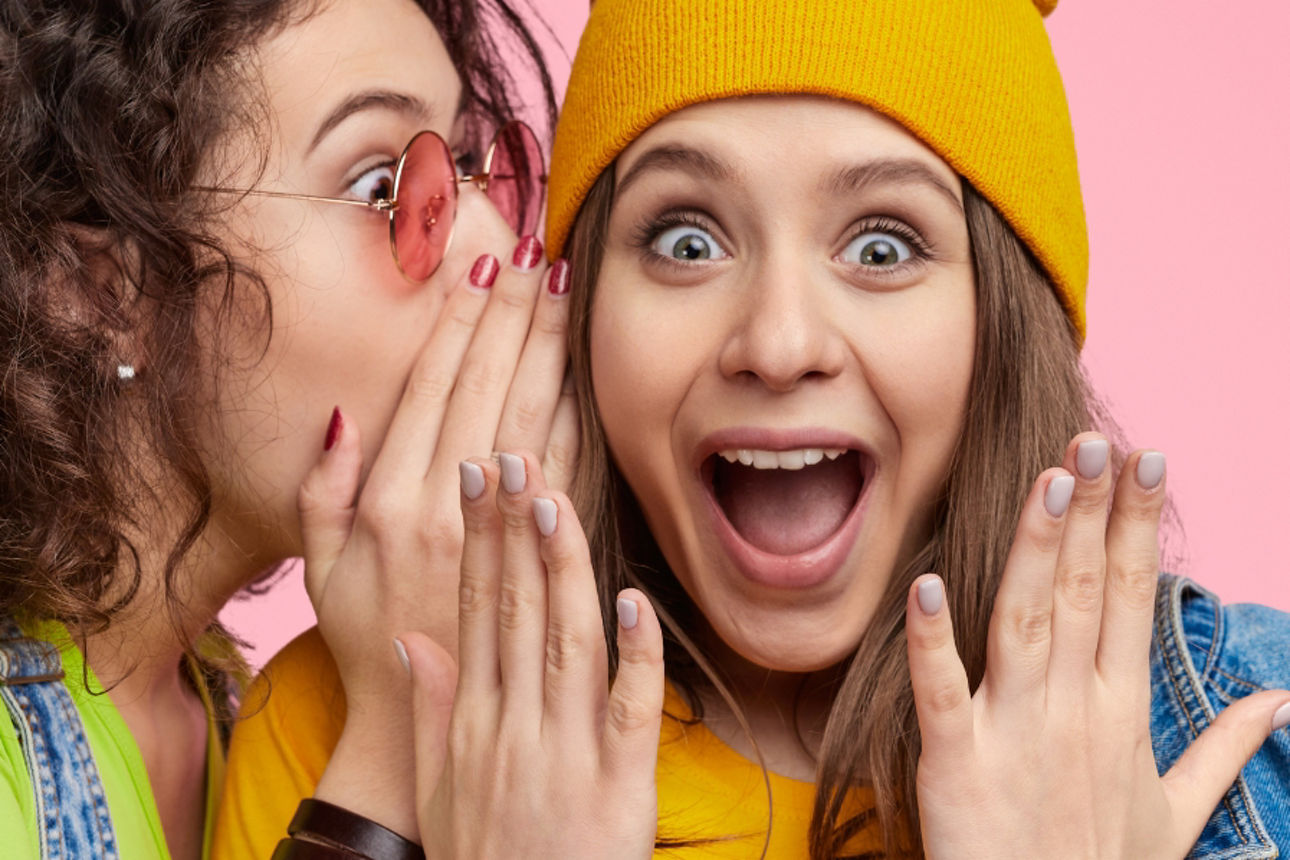 Frau flüstern anderen Frau etwas ins Ohr