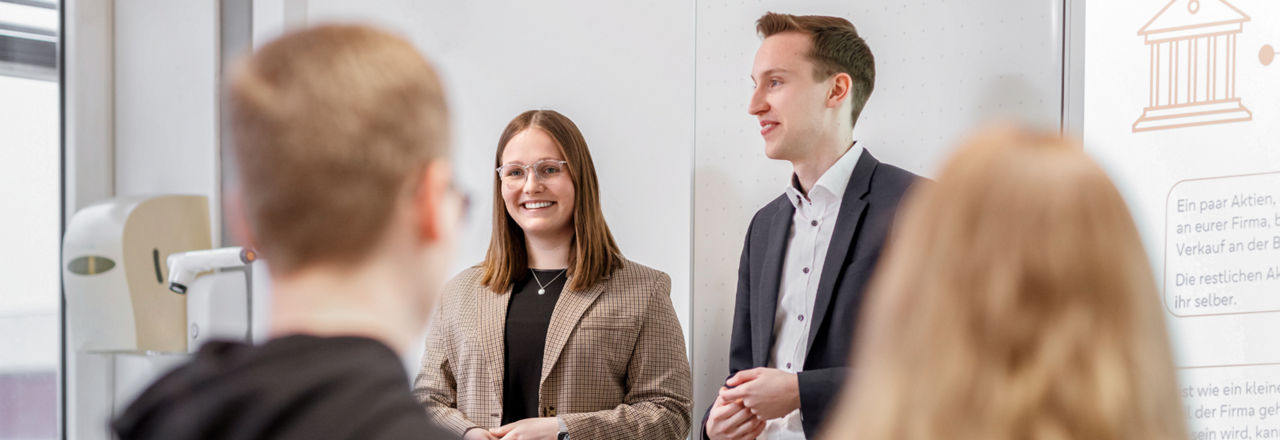 eine Gruppe von Menschen, die in einem Büro sitzen