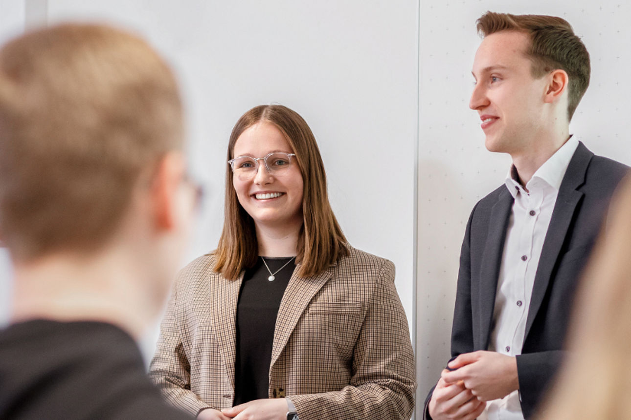 eine Gruppe von Menschen, die in einem Büro sitzen