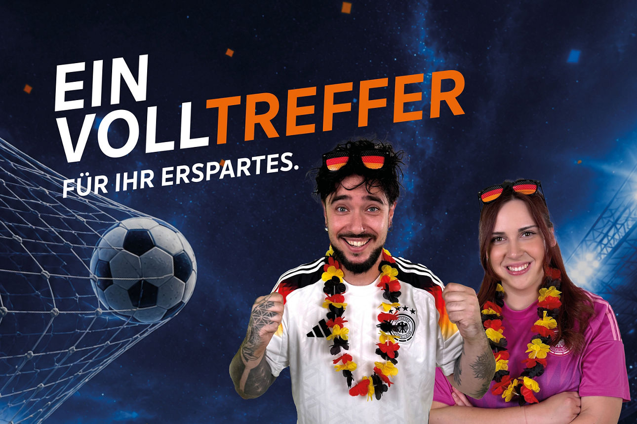 Zwei Deutschland-Fußballfans, dahinter Text: Ein Volltreffer für Ihr Erspartes.